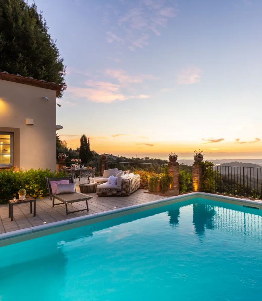 Vista panorámica de una villa toscana al atardecer, parte de Lucca Apartments and Villas.